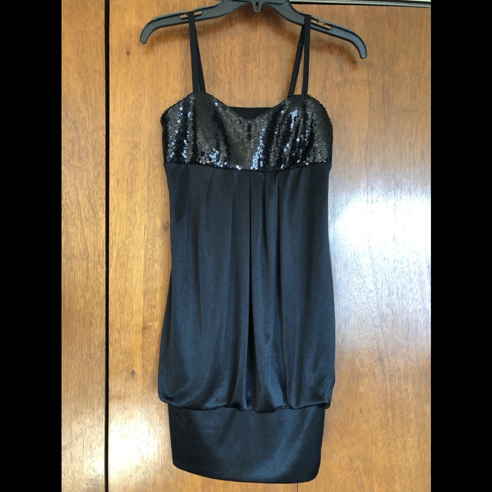 iz Byer California med Black Dress